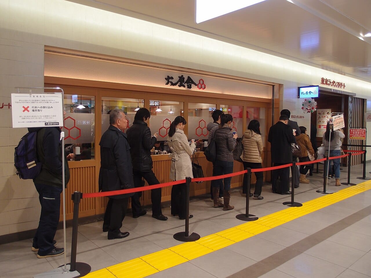 東京拉麵店門口排隊的人龍,當地人排隊的店往往比景點旁餐廳更道地划算