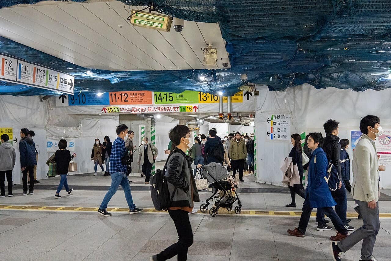 新宿車站內部人潮與層層通道,大站換乘步行距離常比地圖上看起來遠很多