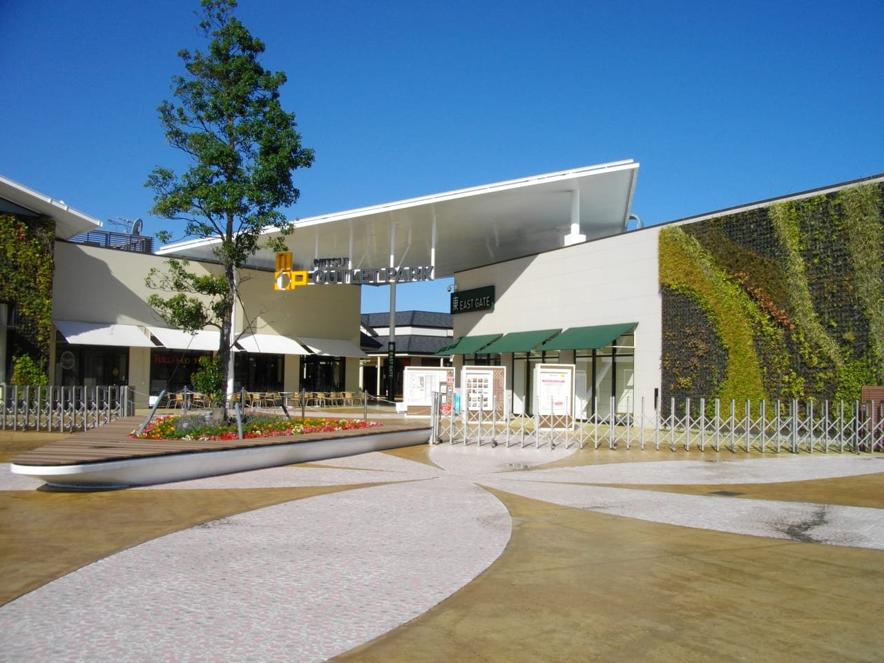 三井 Outlet Park 木更津的開放式賣場與藍天