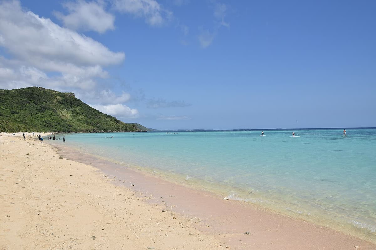 宮古島新城海岸清澈的珊瑚礁海