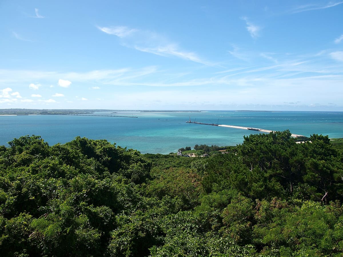 連接宮古島與伊良部島的伊良部大橋與宮古藍海色