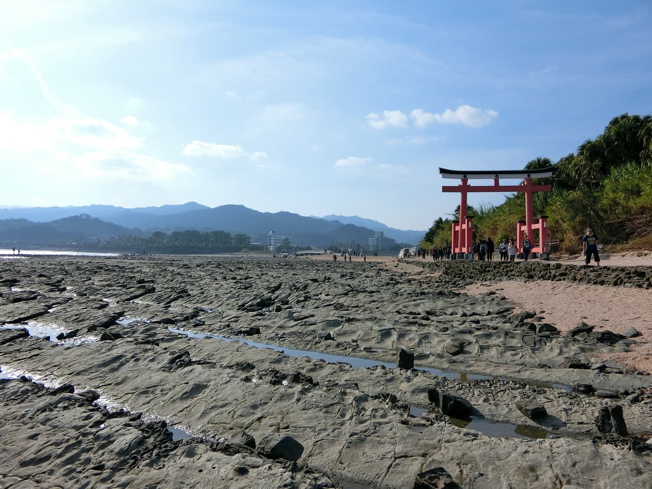 宮崎青島海岸一整片如洗衣板般的鬼の洗濯板波蝕岩盤與鳥居