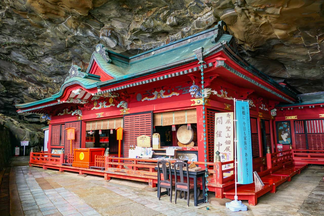 鵜戶神宮嵌在日南海岸斷崖海蝕洞窟內的朱紅色本殿