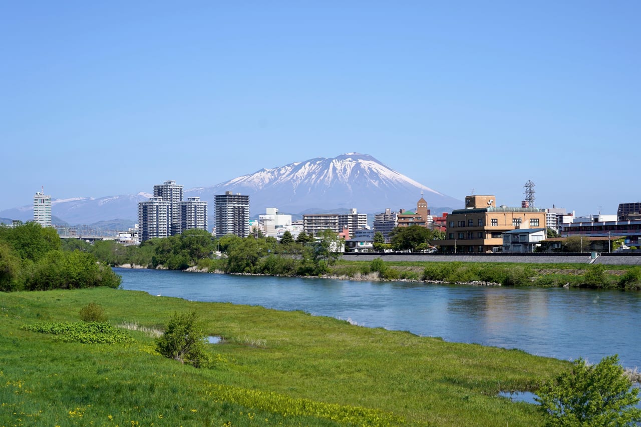 盛岡市區、北上川與遠方的岩手山構成的城市風景