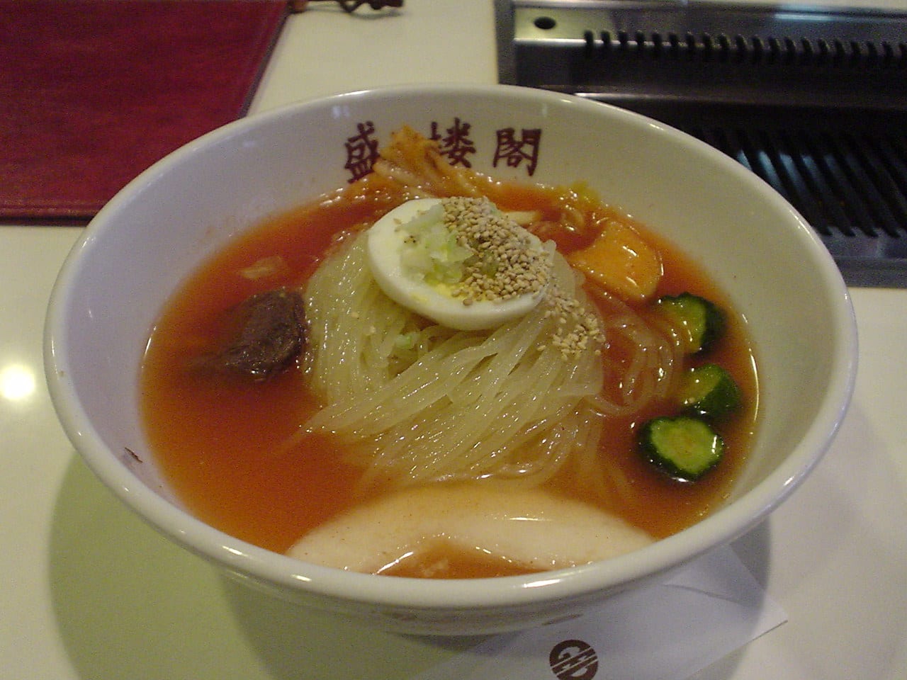 盛岡冷麵:透明彈牙的麵體配辛口冷高湯與蔬果片