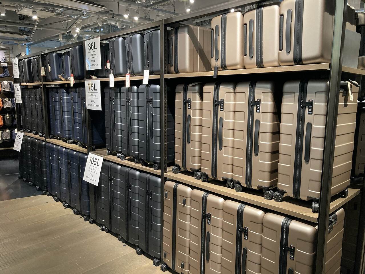 無印良品銀座世界旗艦店賣場內的行李箱陳列牆,層板卡標的是容量與適用天數而不是價格