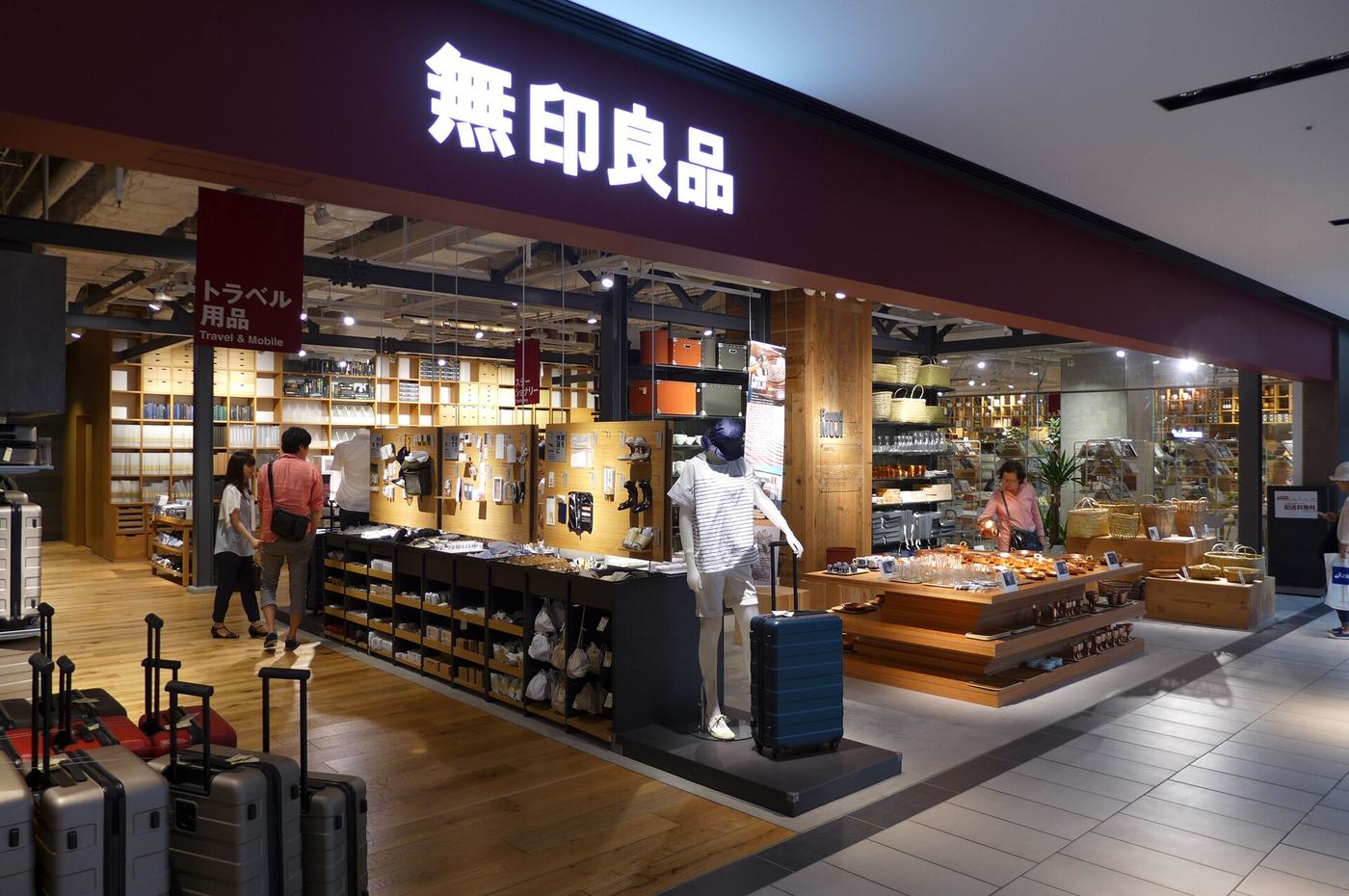 無印良品店內的生活雜貨陳列與木質層架