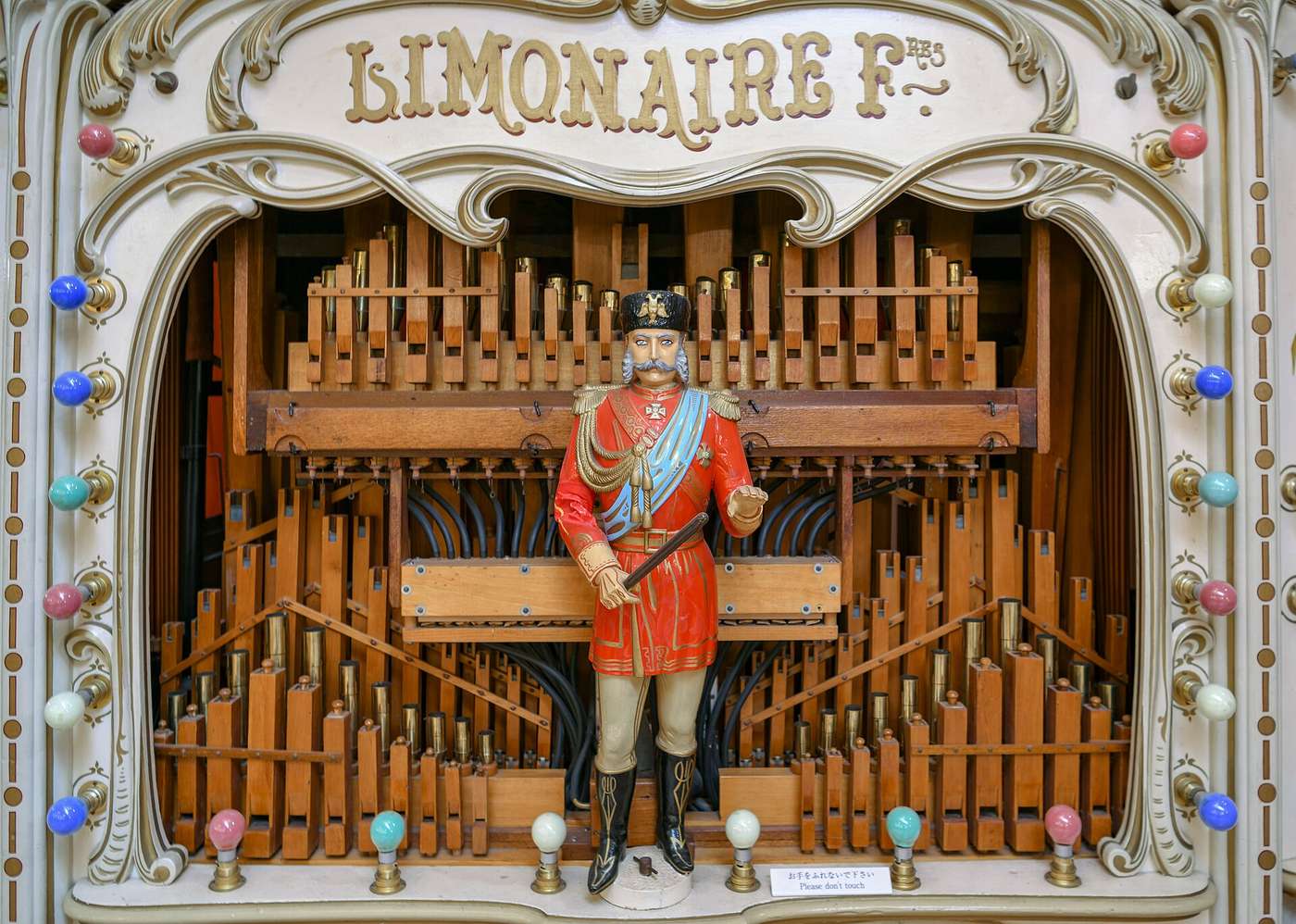 Limonaire Frères 古董自動演奏管風琴特寫,中央指揮人偶與木管音管細節清晰可見