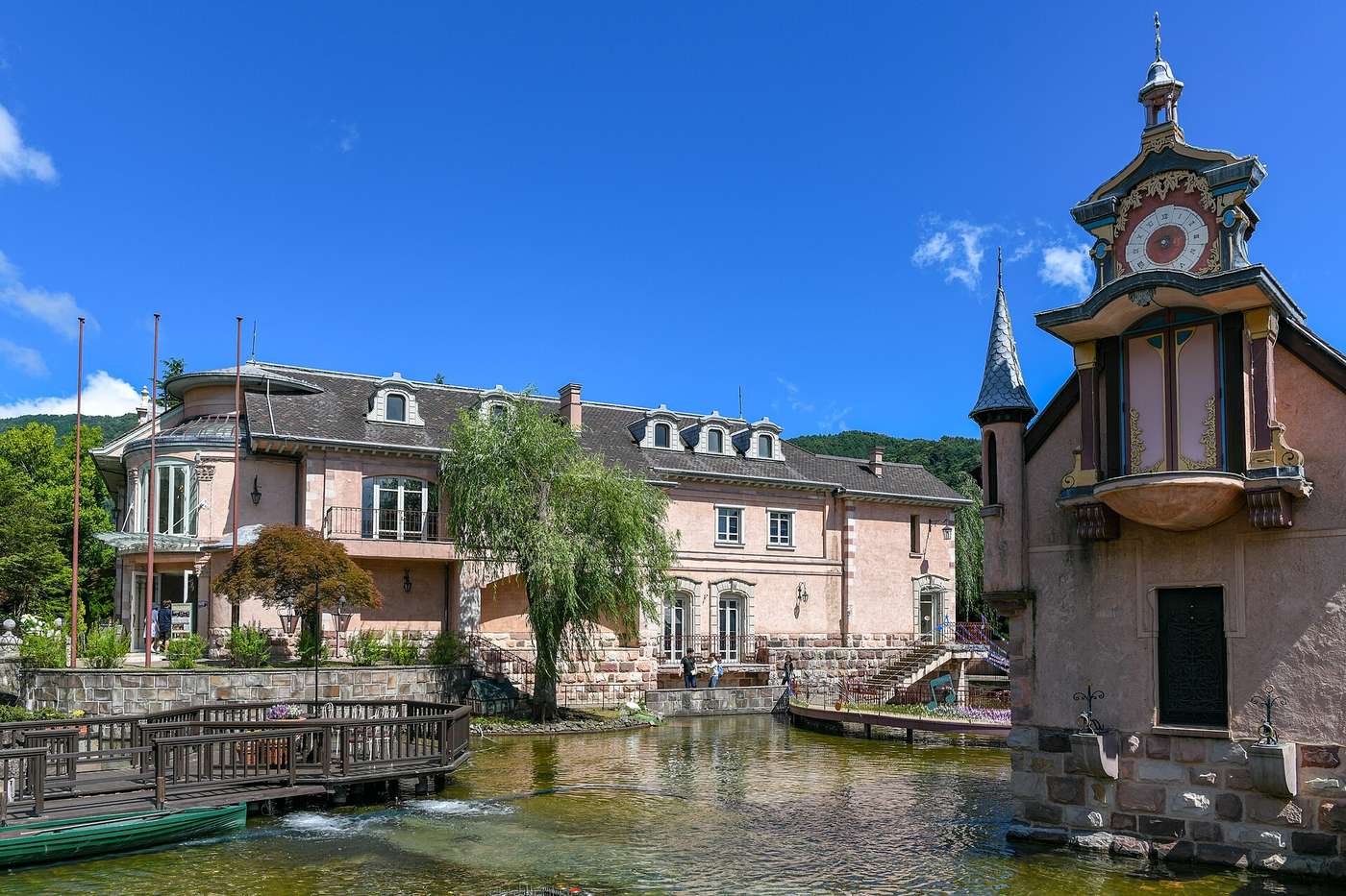 音樂盒之森美術館粉色歐風本館建物群與前景運河水道,右側是鐘塔小樓