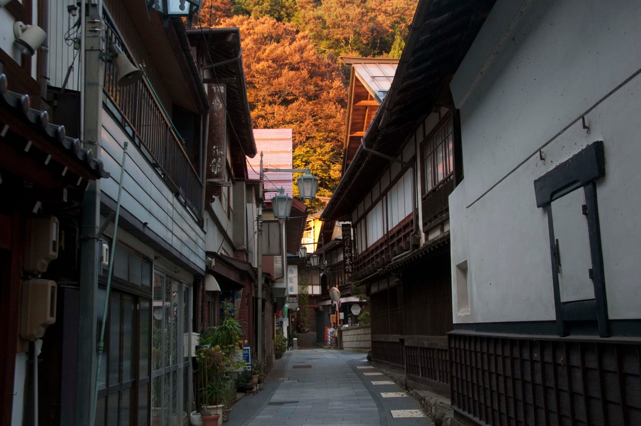 渋溫泉的石板老街與木造溫泉旅館