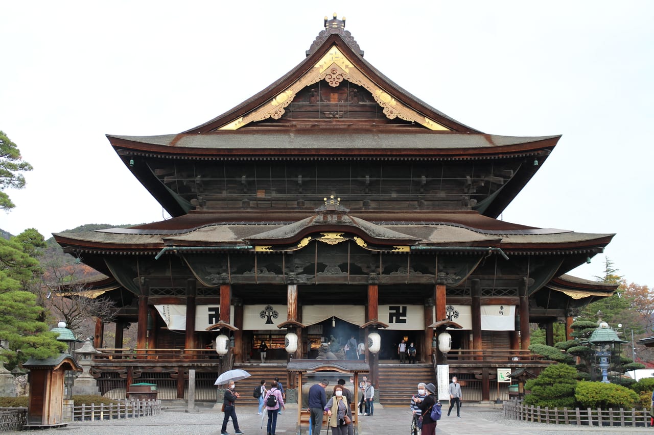 善光寺本堂正面,國寶級木造大殿