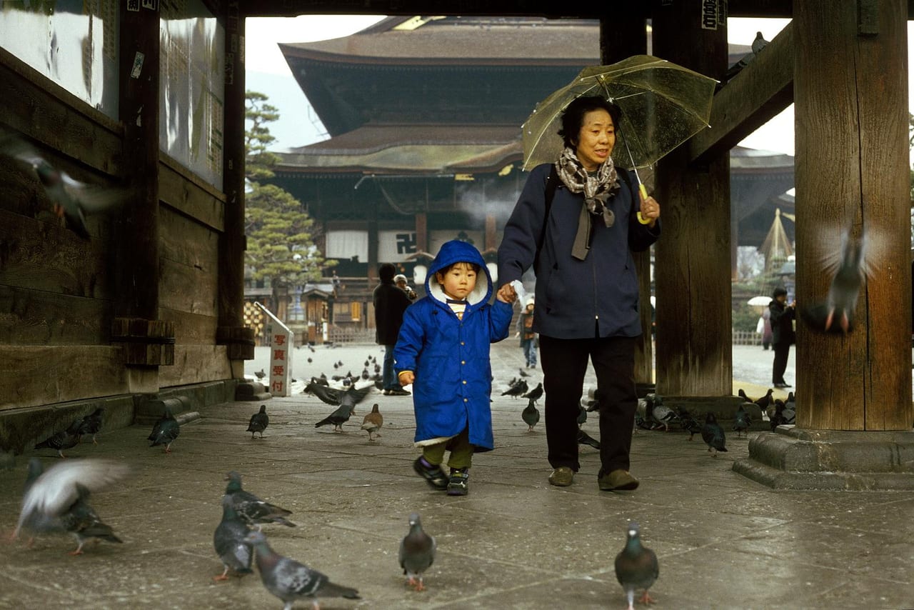 善光寺巨大的山門(三門)與石疊參道