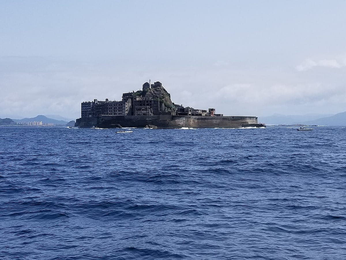 從海上看外形像軍艦的廢棄端島(軍艦島)