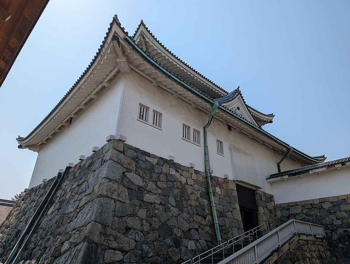 名古屋城天守閣外觀與屋頂上的一對金鯱