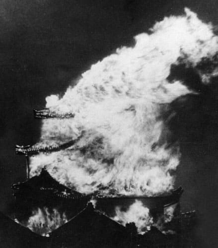 1945 年 5 月 14 日空襲中燃燒的名古屋城天守閣