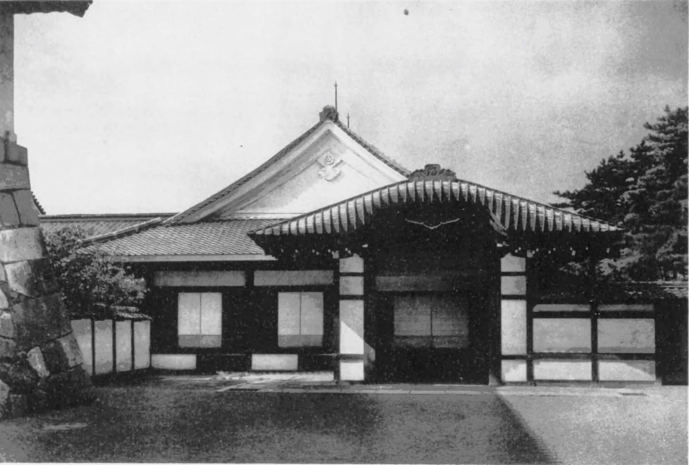 1940 年拍攝的名古屋城本丸御殿玄關唐破風,空襲燒失前的原建築