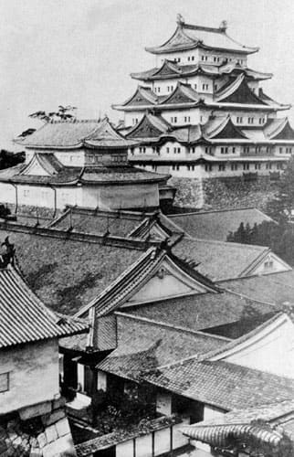 1945 年空襲燒失前的名古屋城舊國寶天守與本丸御殿屋頂古寫真