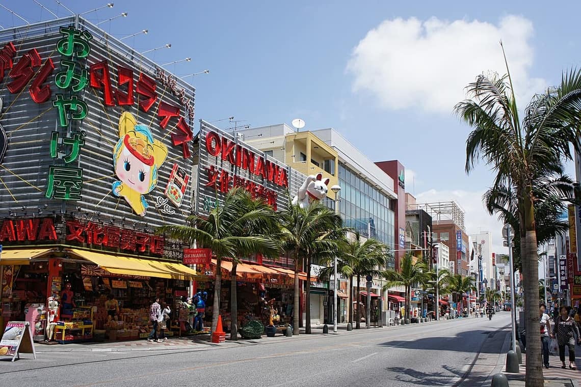 那霸國際通熱鬧的商店街