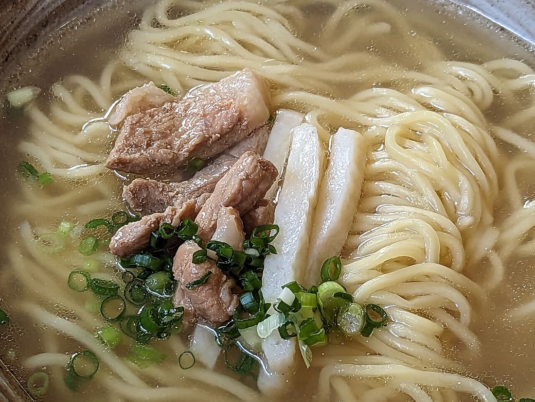 沖繩そば配三層肉,那霸常見的在地美食