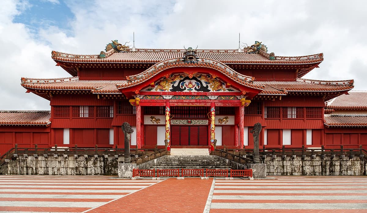 首里城朱紅色的正殿與琉球建築