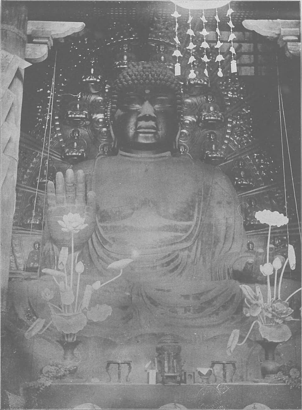 明治時代拍攝的東大寺盧舍那大佛黑白古寫真,佛前供有蓮花