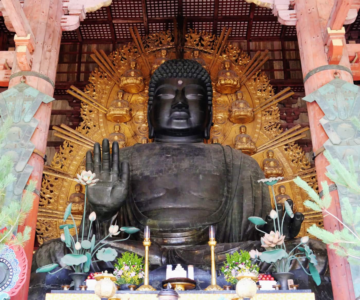 東大寺大佛殿內的盧舍那大佛青銅坐像,背後金色光背與化佛群