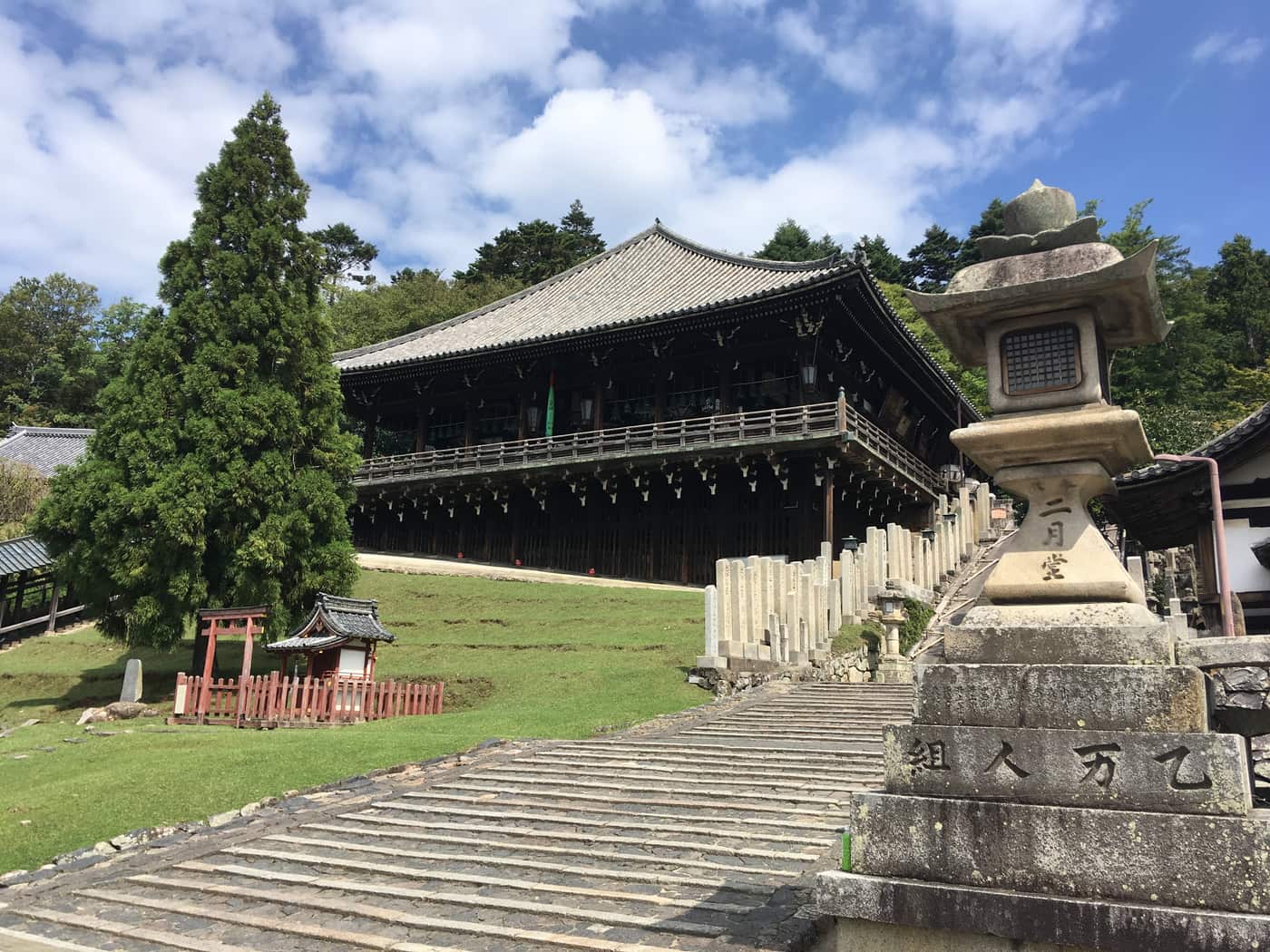 東大寺二月堂與登廊石階,前方石燈籠刻有二月堂字樣