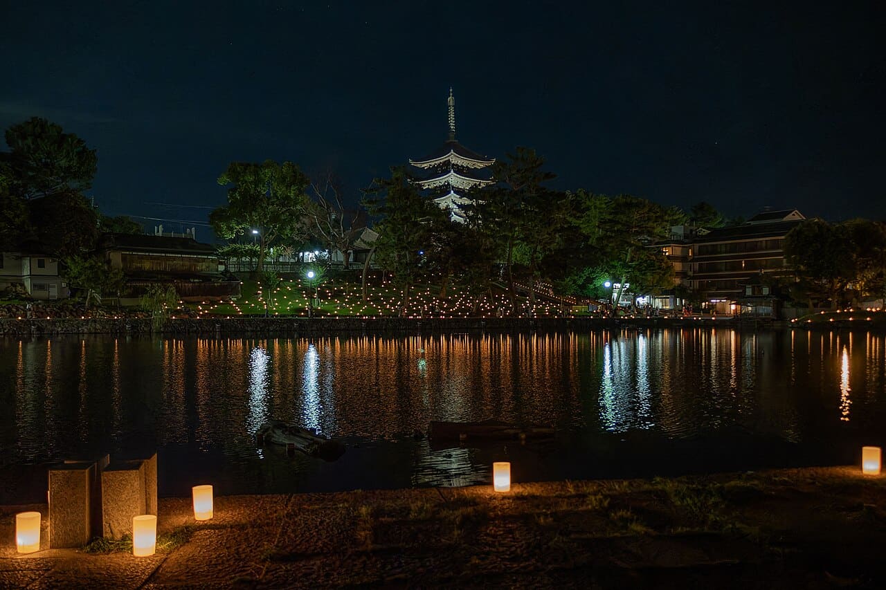 なら燈花会夜景,猿澤池畔的燭光與遠方點燈的興福寺五重塔