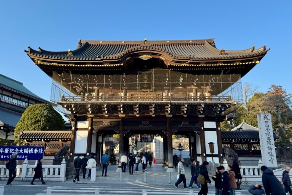成田山新勝寺總門早晨:隔天 check-out 後散步表參道、走到新勝寺總門前折返的最佳時段