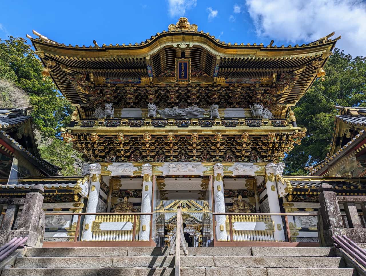 日光東照宮的陽明門，金碧輝煌的雕刻