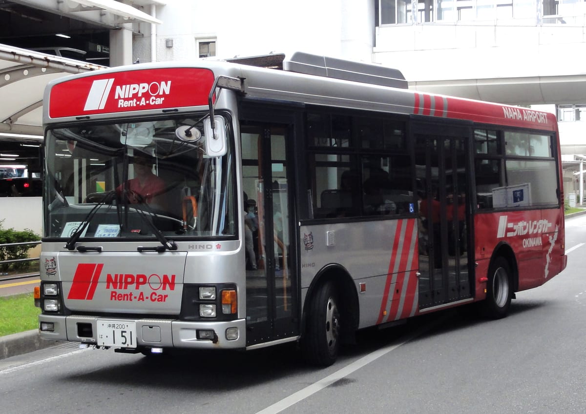 沖繩機場周邊的租車公司服務櫃台