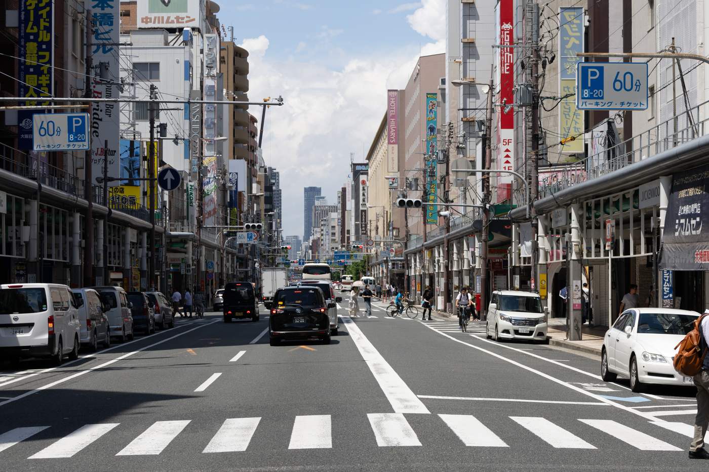 大阪日本橋でんでんタウン的堺筋街景,兩側商店招牌一路延伸