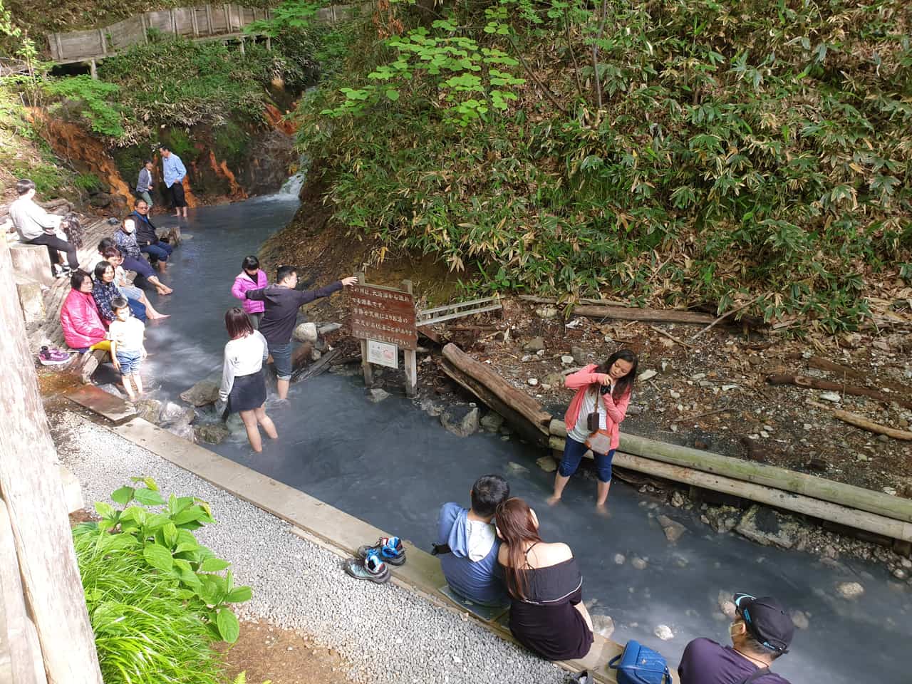 登別大湯沼川天然足湯,木棧道旁的硫磺溪流可免費泡腳