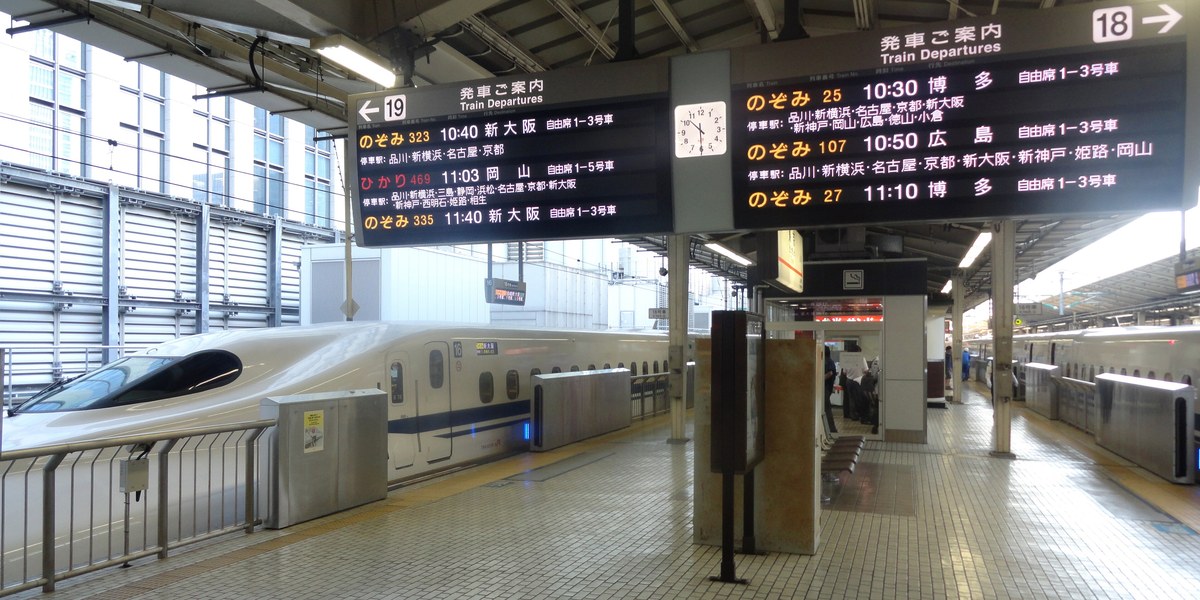 東京車站東海道新幹線月台,のぞみ 列車停靠,頭頂發車看板逐班標著「自由席 1〜3 号車」