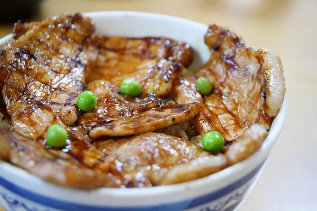 北海道帶廣豚丼:炭火燒豬肉片鋪滿白飯、淋上甘口醬汁