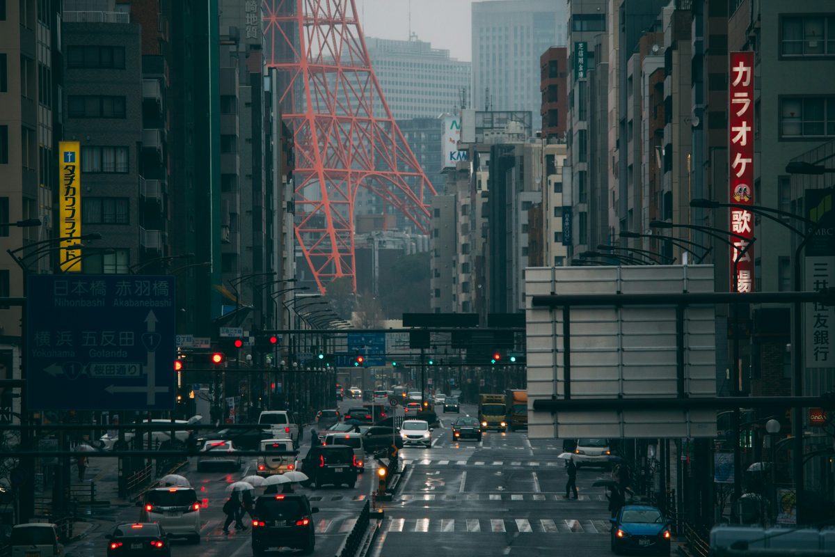 沖繩海邊公路自駕風景:碧藍海岸線旁的雙線道路