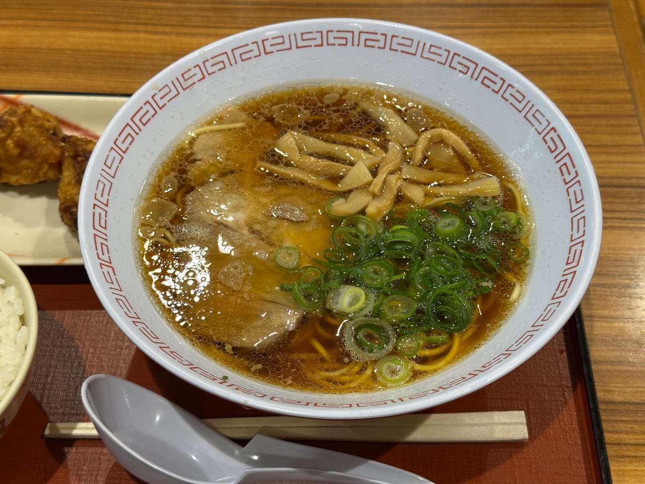 一碗尾道拉麵,醬油湯頭表面浮著豬背脂油塊