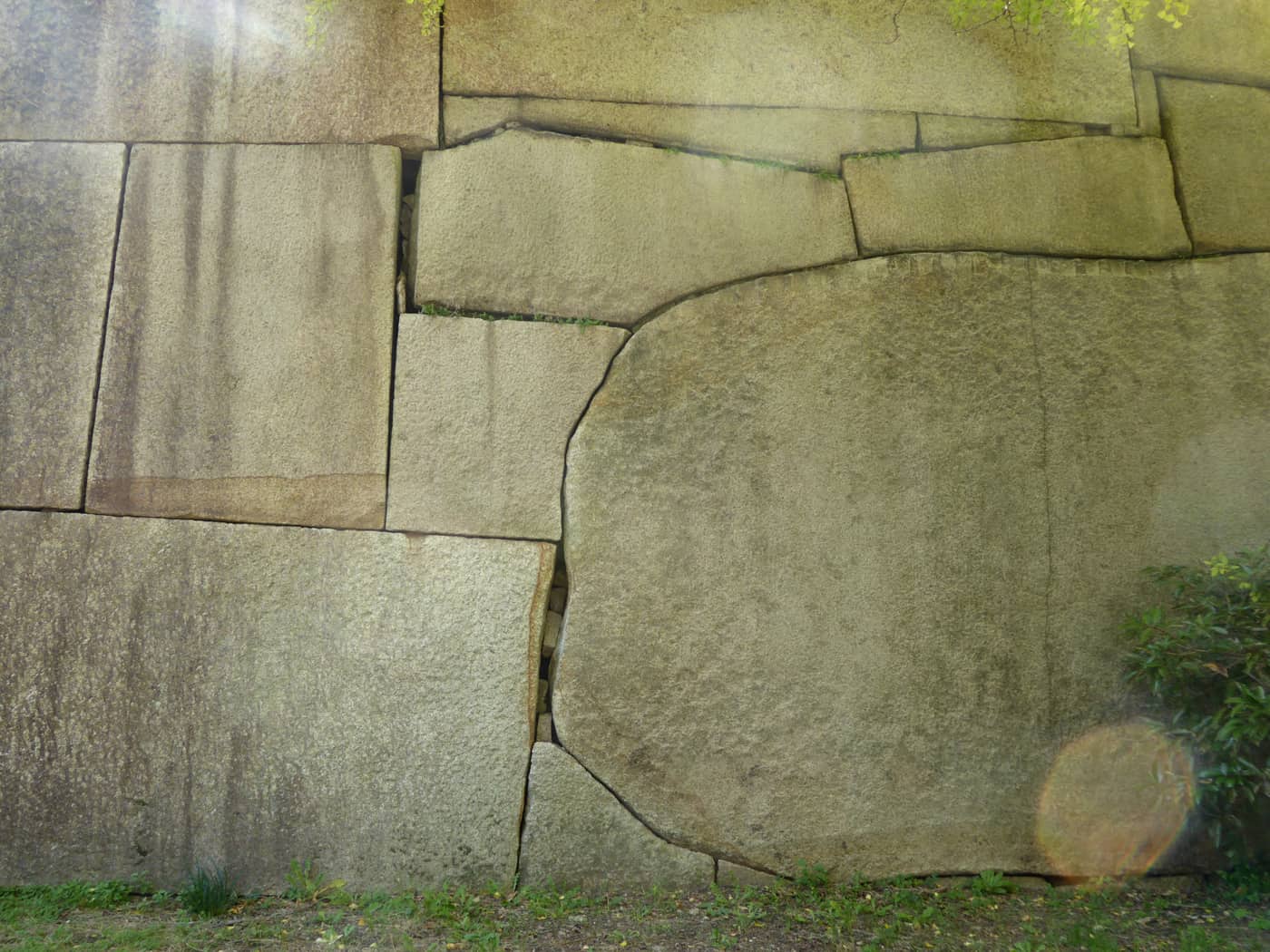 大阪城京橋口的巨石石垣近景,德川時代遺構
