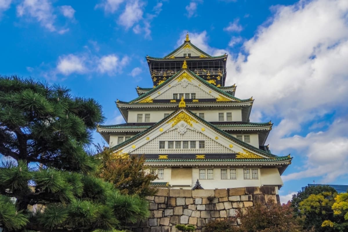 大阪城天守閣外觀,2025-04 起入場費 ¥1,200,大阪周遊卡涵蓋免費入場