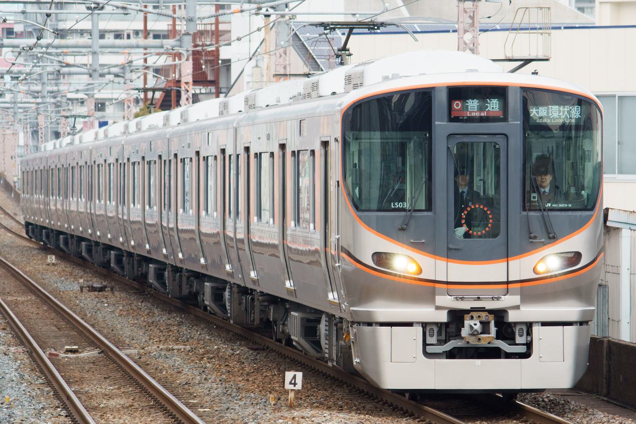 JR 大阪環狀線列車停靠月台,跨年夜環狀線運轉至凌晨三點