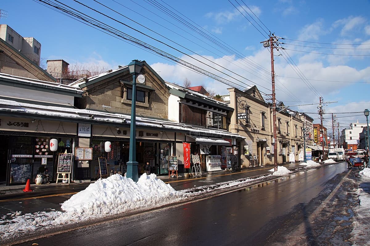 小樽堺町通商店街白天景象,石造建築與沿街店舖