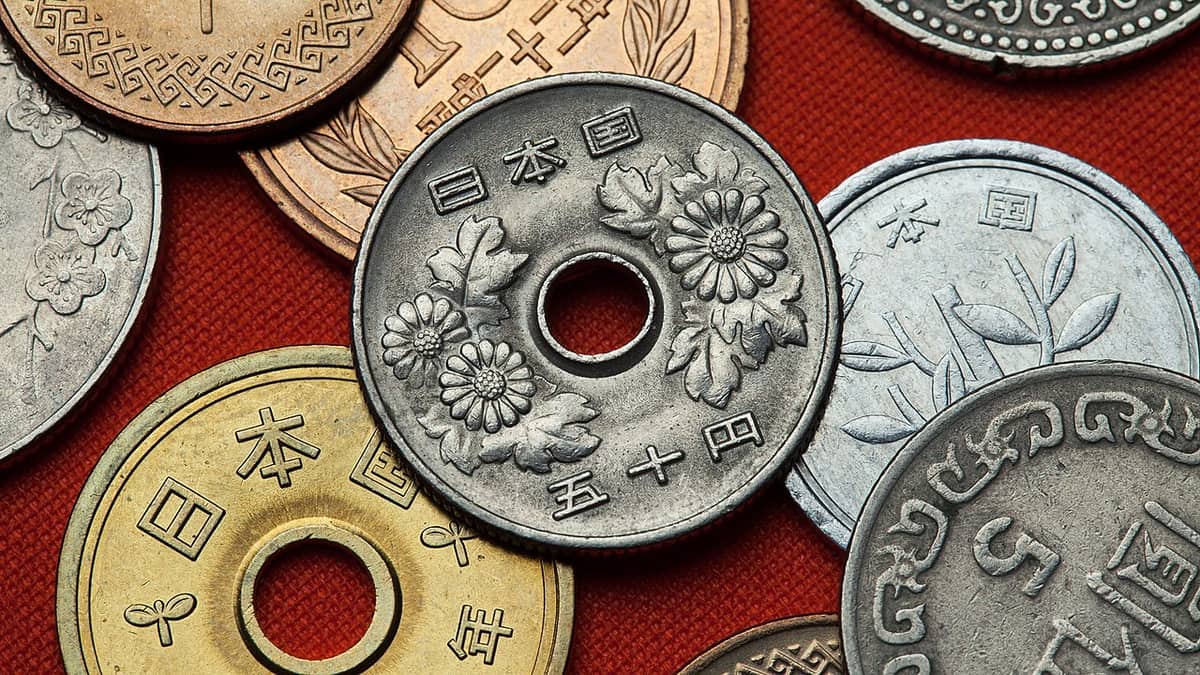 日本日圓紙鈔與硬幣:旅遊付款時仍需準備一定現金的代表畫面