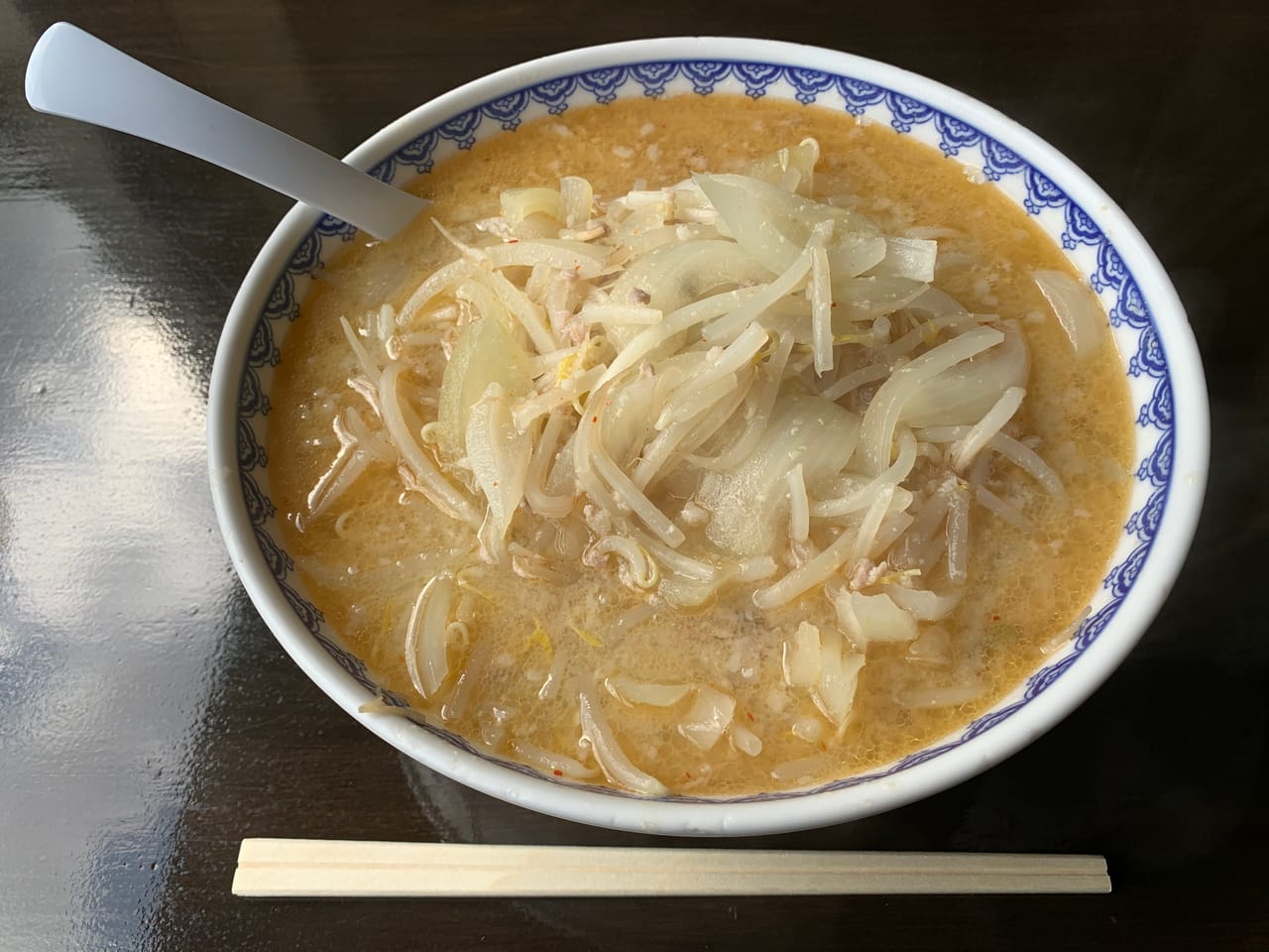 一碗味噌拉麵,濃厚味噌湯底配捲麵與配料