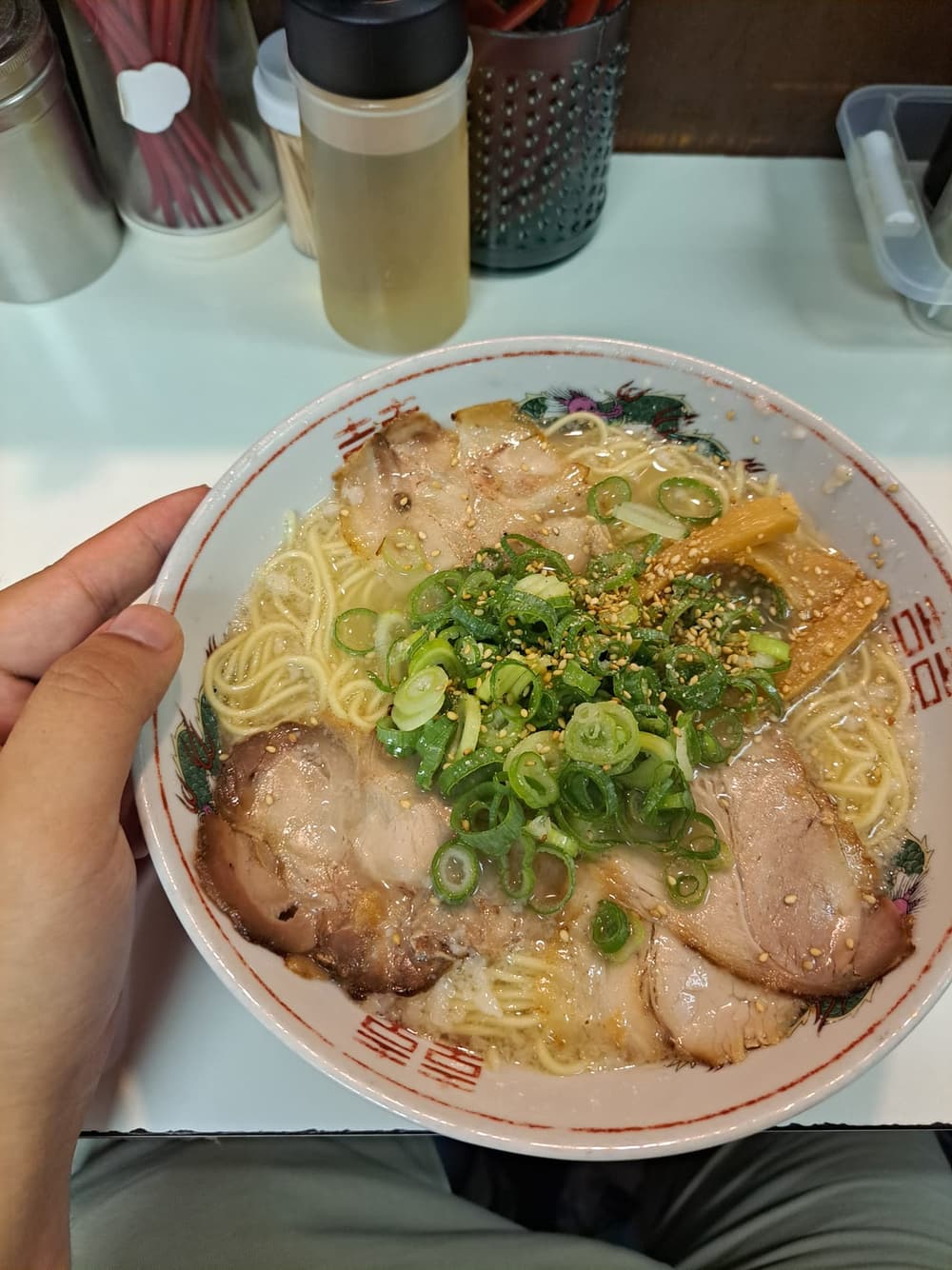 一碗鹽味拉麵,清澈金黃湯底配叉燒、玉米與蔥