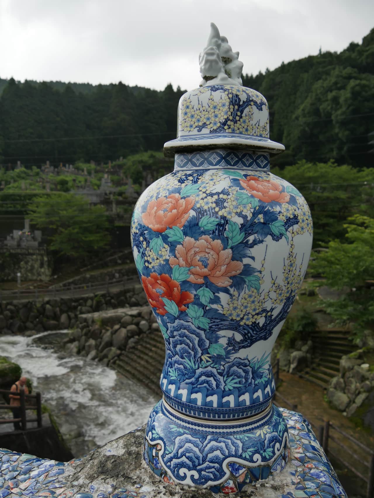 伊万里大川內山三面環山的秘窯聚落,紅橋與窯元煙囪錯落