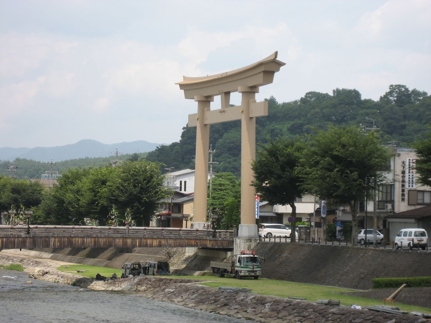 櫻山八幡宮跨越宮川的大鳥居,背後是高山市街與山林