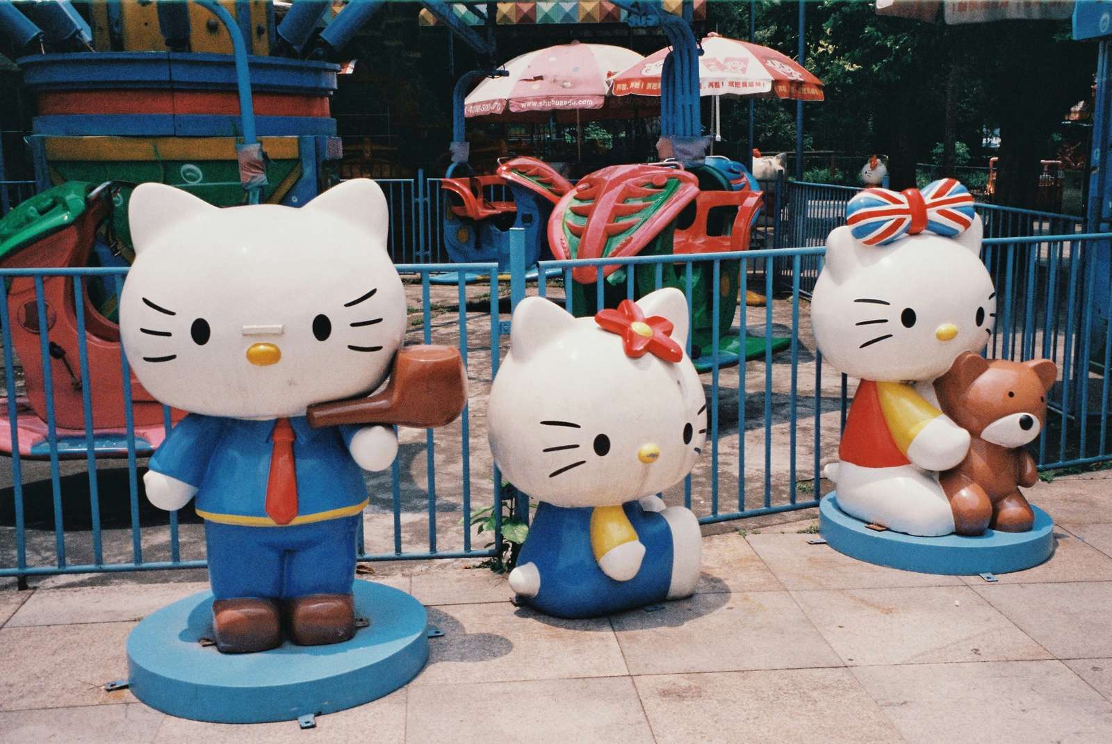 Sanrio Puroland 館內 Hello Kitty 角色造景,粉色與彩虹色調的室內主題樂園