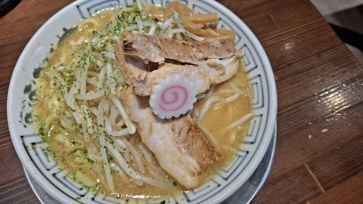 札幌薄野元祖拉麵橫丁:狹窄通道兩側 17 間拉麵店招牌與紅燈籠