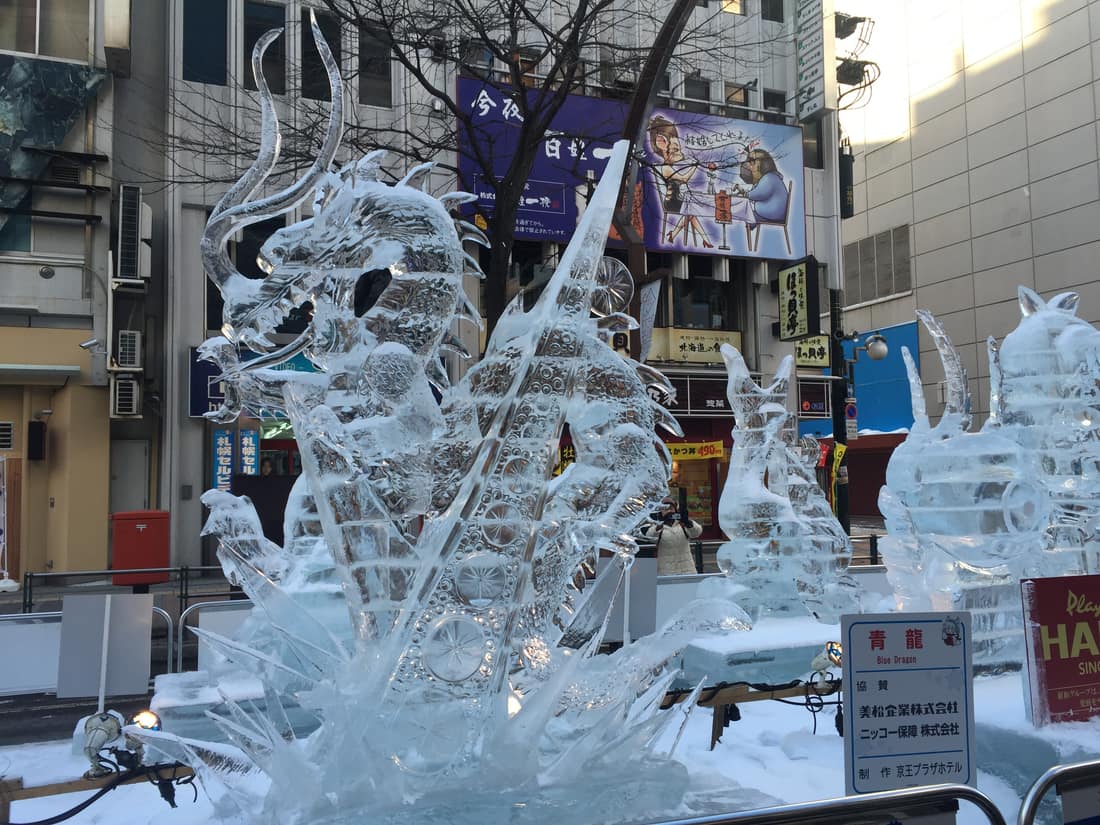 札幌雪祭薄野會場的透明冰雕(往年的藍龍作品)