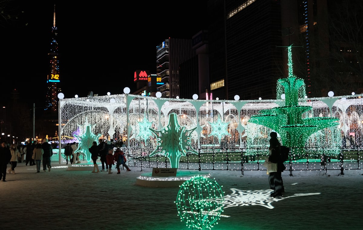 札幌大通公園冬季夜間點燈,遊客沿著燈飾步道散步
